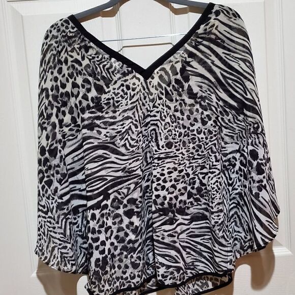 Guess Cold Shoulder Slit Arm Black White Zebra Leooard Print V Neck Blouse - Picture 7 of 7
